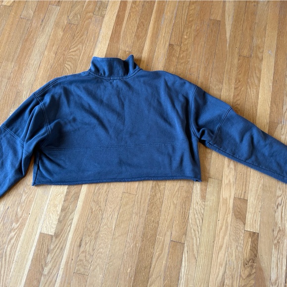 The garage size small half zip crop sweater excellent condition - Picture 3 of 4